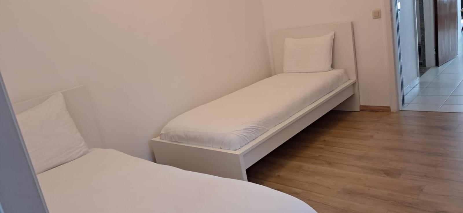 Sweet 1 Double And 2 Single Beds Amberes